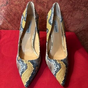 Steve Madden Yellow and Black Snake-Print Pointed Toe Pumps